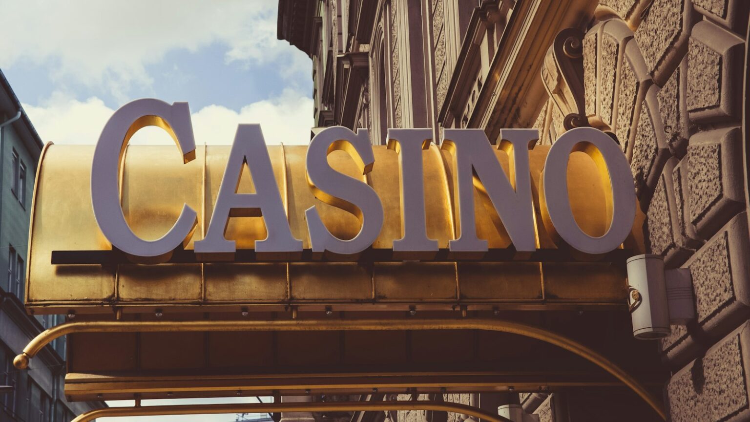 Cách Đánh Giá Và Chọn Nhà Cái Uy Tín Nhất Việt Nam Bàn chơi casino giải trí trực tuyến an toàn và minh bạch (Photo by camilo jimenez on Unsplash)